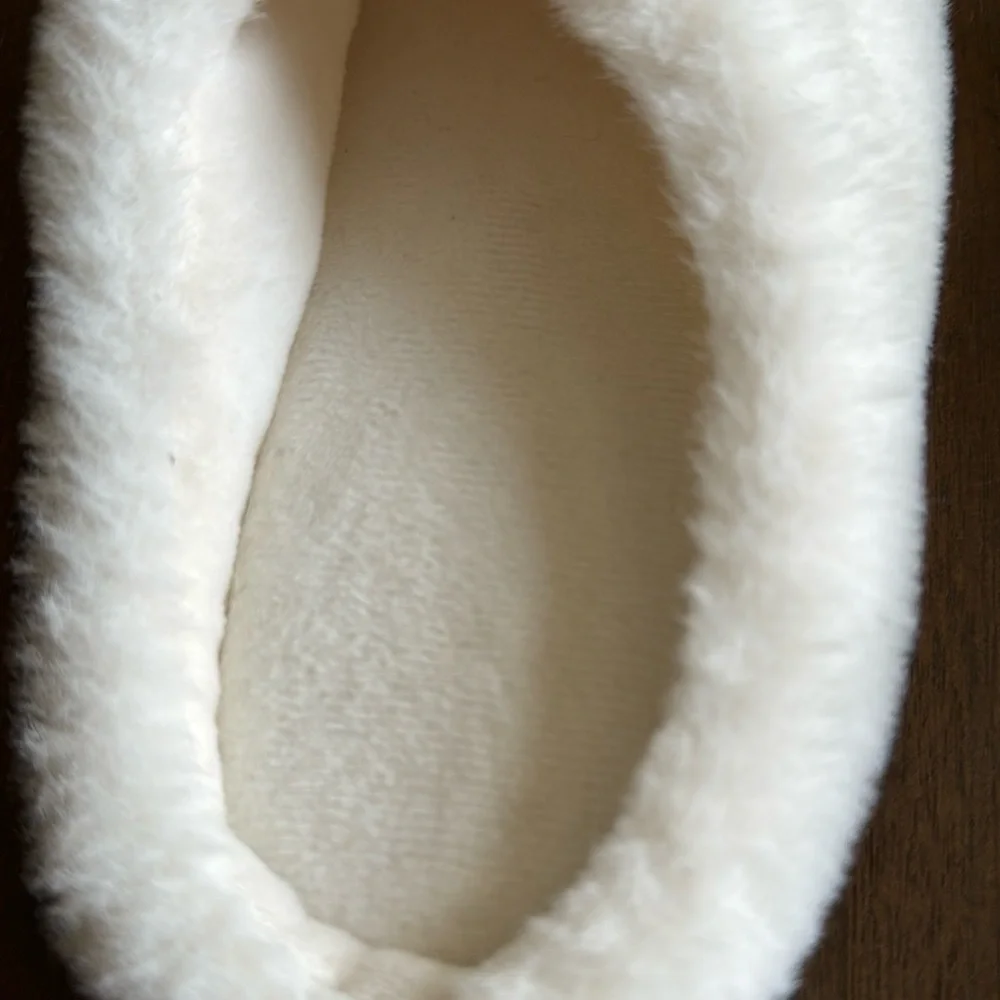 Size 12/13 FAO Schwarz kids unicorn faux fur slippers